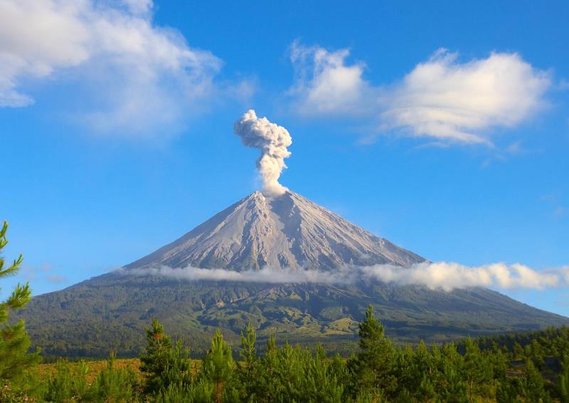 10 самых ужасающих своей опасностью активных вулканов: 30 фото