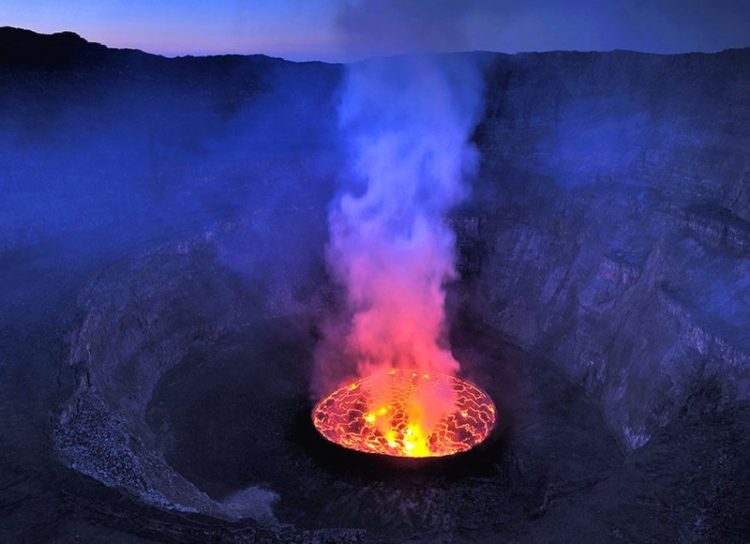 10 самых ужасающих своей опасностью активных вулканов: 30 фото